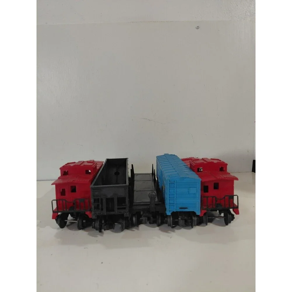 5 Lionel O Gauge Model Railroad Freight Cars (Hopper Cabooses Boxcar Lumber Car)